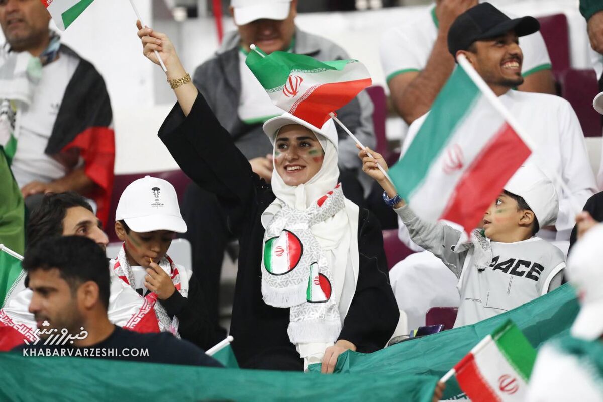 ویدیو| خوانندگی و دف‌نوازی زنان ایرانی در استادیوم قطر/ آهنگ «دخت شیرازی» برای تیم ملی ایران اجرا شد!