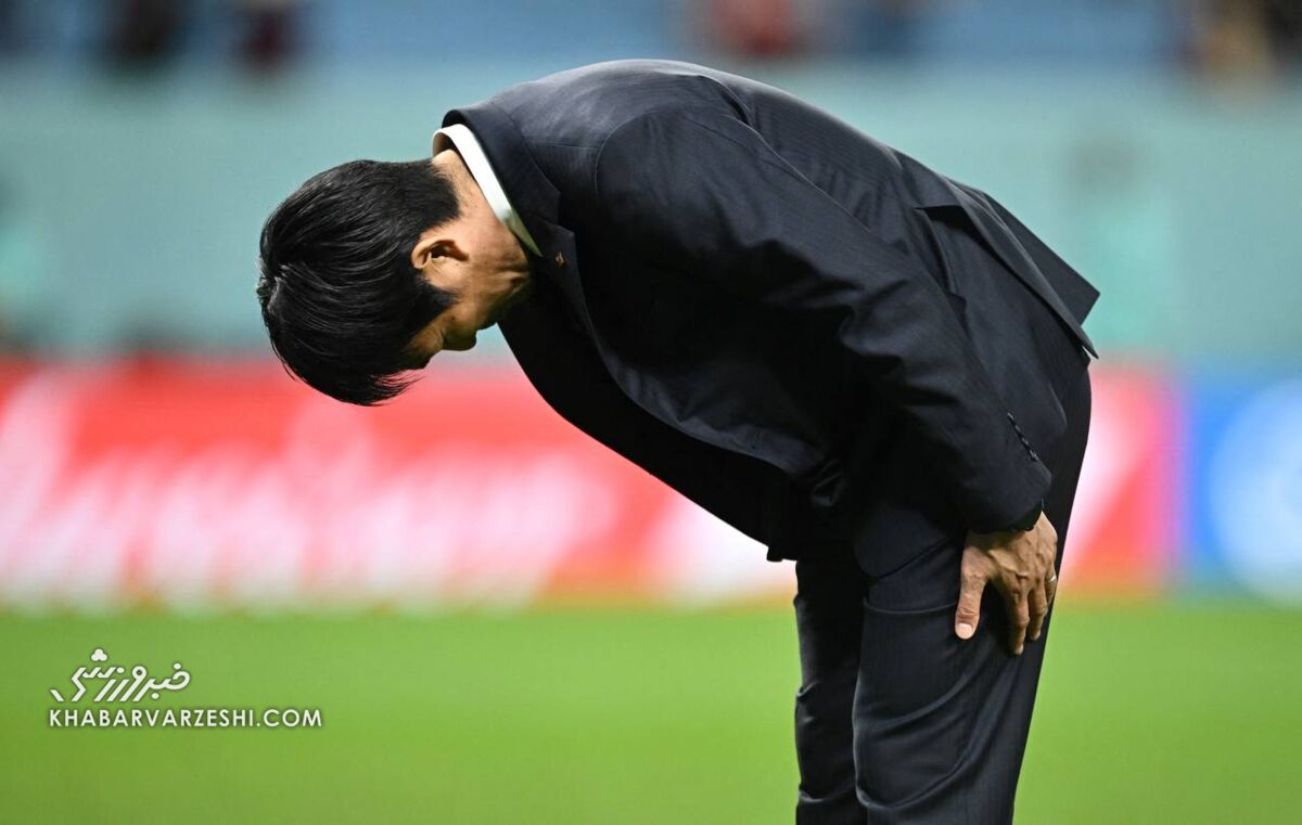 تصویر باورنکردنی از عذرخواهی سرمربی ژاپن بابت شکست تیمش مقابل عراق