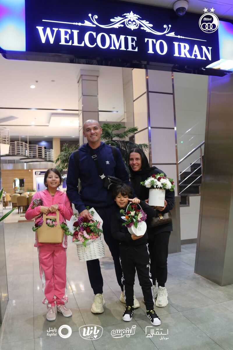 عکس| سیلوا و همسرش در فرودگاه/ مدافع جدید استقلال خانوادگی آمد