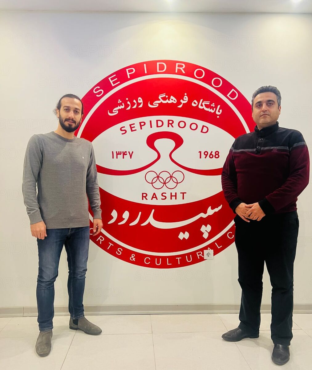 عکس| مهاجم سابق استقلال رسماً به خانه بازگشت