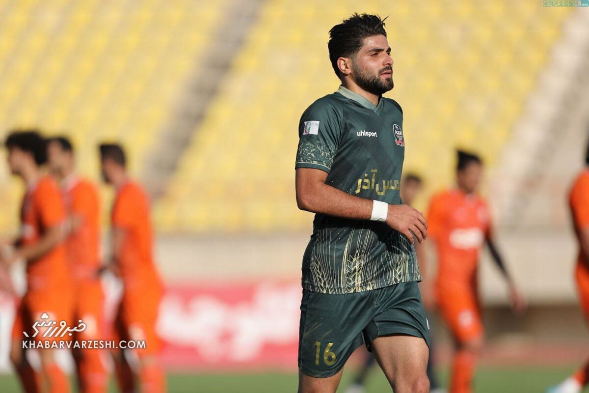L'attaquant de Persépolis, le joueur le plus efficace de la ligue / un défenseur, le joueur le plus précieux d'Esteghlal / le plus grand nombre de trois équipes de la ville sur les 8 joyaux de la saison