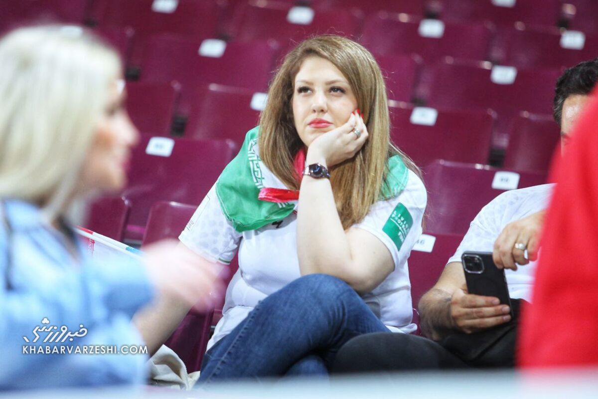 تصاویر| پوشش دختران هوادار ایران در استادیوم قطر/ مردان و زنان کنار هم تیم ملی را تشویق کردند