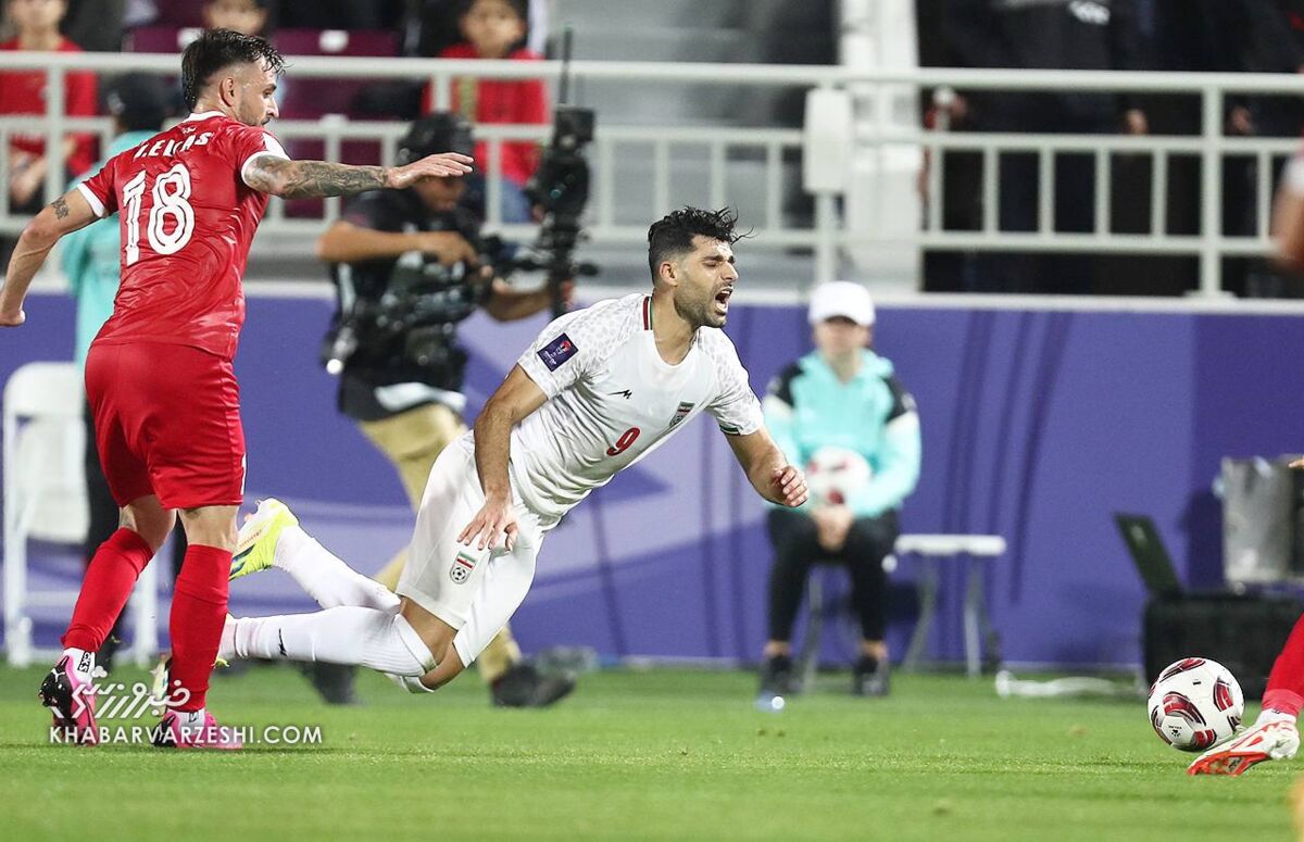 عکس| لحظهای که مهدی طارمی کارت زرد گرفت/ زیادهخواهی مهاجم تیم ملی، ایران را ۱۰ نفره کرد!