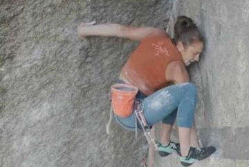 ویدیو| این دختر ورزشکار لحظات دلهره‌آوری را تجربه کرد/ صعود پرفشاری که وایرال شد