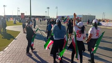 تصاویر| پاتوق ایرانی‌ها بیرون از ورزشگاه ثمامه؛ در انتظار بازی با قطر +ویدیو