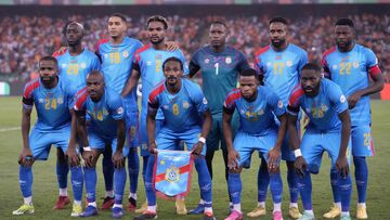 عکس| اعتراض خاص بازیکنان کنگو در نیمه‌نهایی جام ملت‌ها/ موقع پخش سرود ملی، دهان‌شان را گرفتند و به سر خود شلیک کردند!