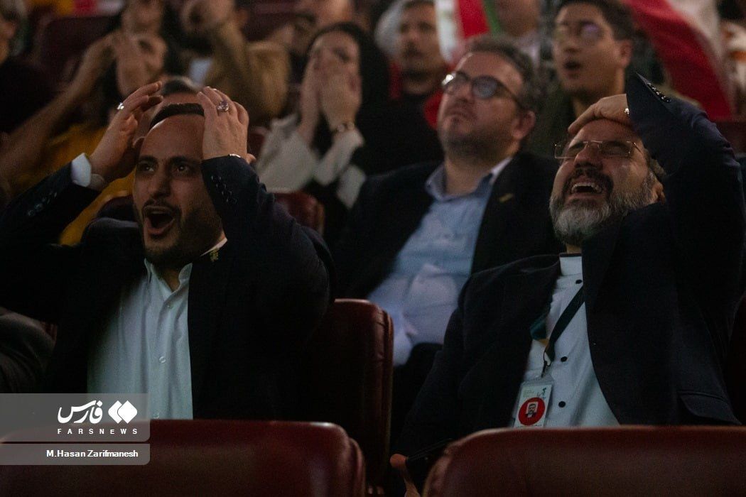 عکس| ژست‌های فوتبالی مردان رئیس‌جمهور در سالن سینما/ وقتی وزیر و سخنگوی دولت بر پیشانی‌شان زدند!