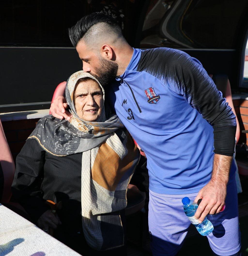 عکس| بوسه آقای گل پرسپولیسی بر سر مادرش
