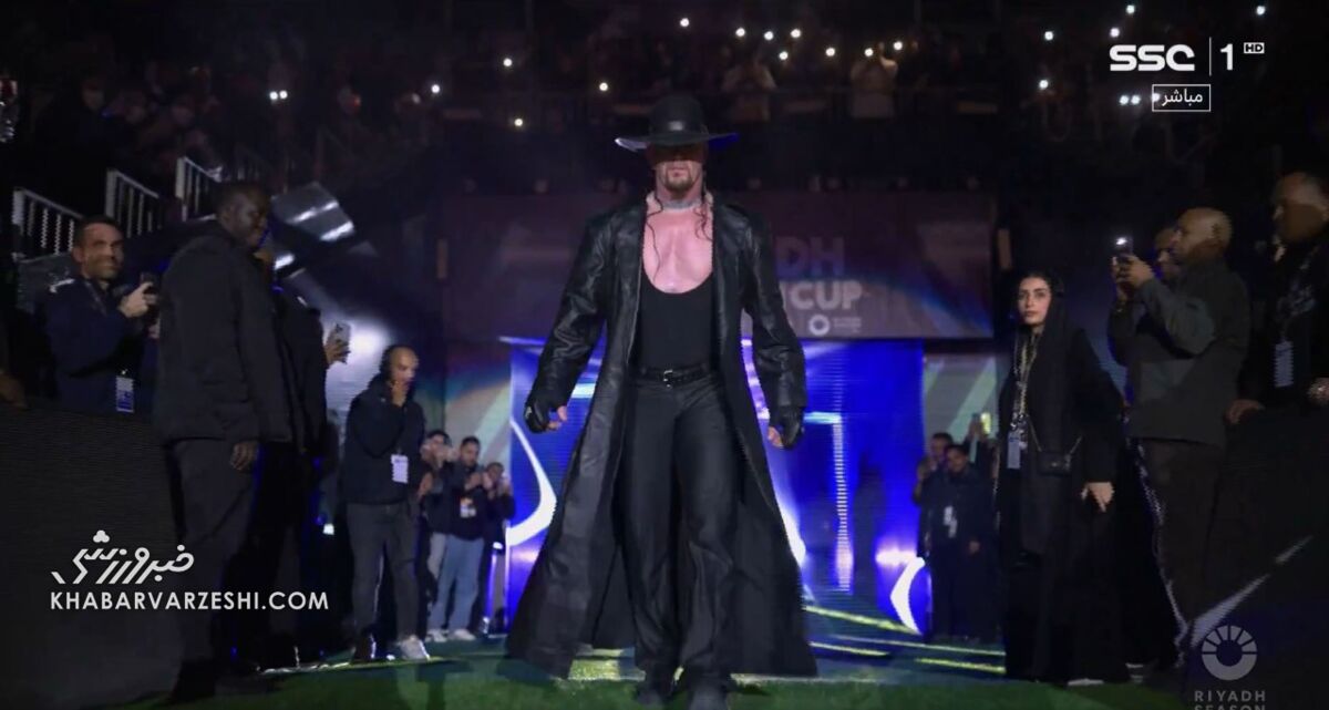 عکس| روزهای متفاوت دنیای فوتبال؛ ورزش محبوب اوج گرفته است!/ ورود آندرتیکر و شوکه شدن رونالدو و هواداران