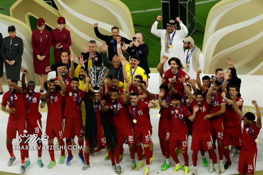 ویدیو| لحظه بالا رفتن جام قهرمانی ملت‌های آسیا ۲۰۲۳/ حسن الهیدوس دومین جام را بالای سر برد