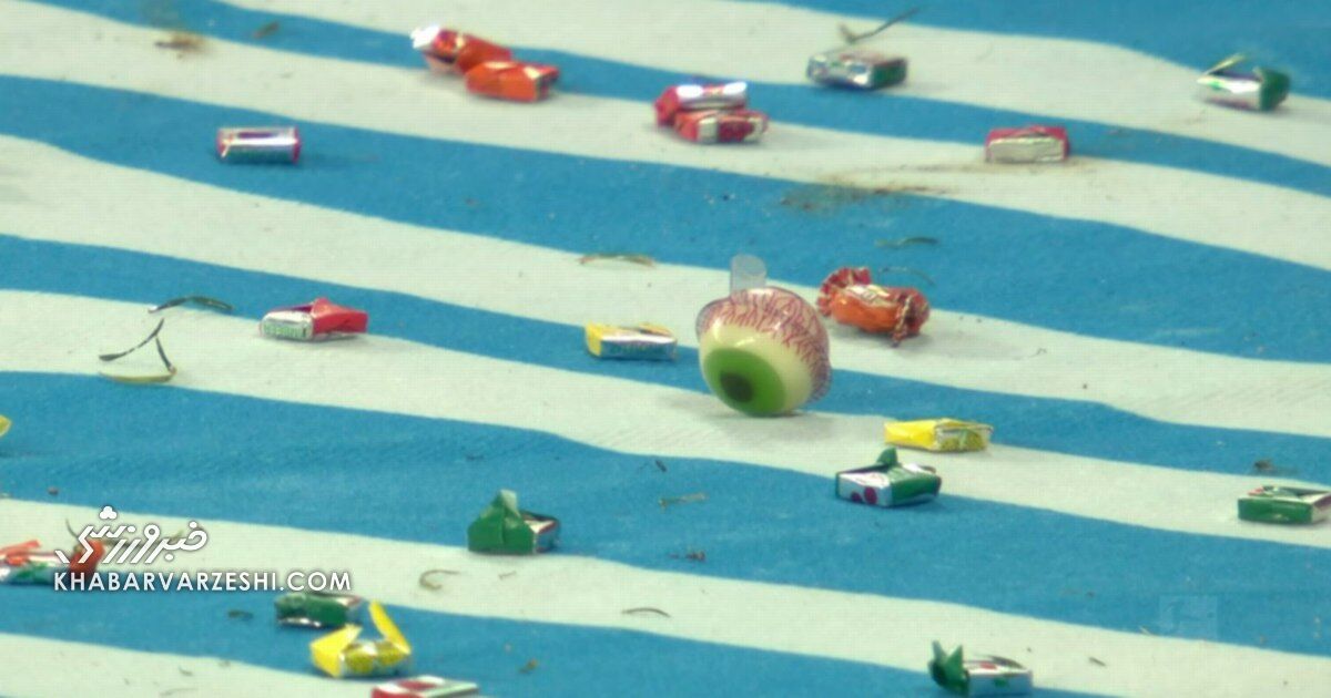 پرت کردن شیرینی، شکلات و پاکت سیگار به زمین/ پای سرمایهگذاران خارجی را به لیگ باز نکنید! +عکس