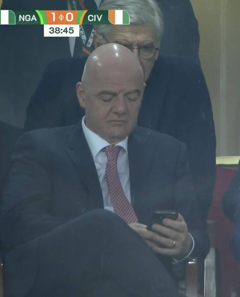 فضولی عجیب و مخفیانه در گوشی موبایل رئیس فیفا/ لو رفتن چهره مشهور دنیای فوتبال وسط فینال! +عکس