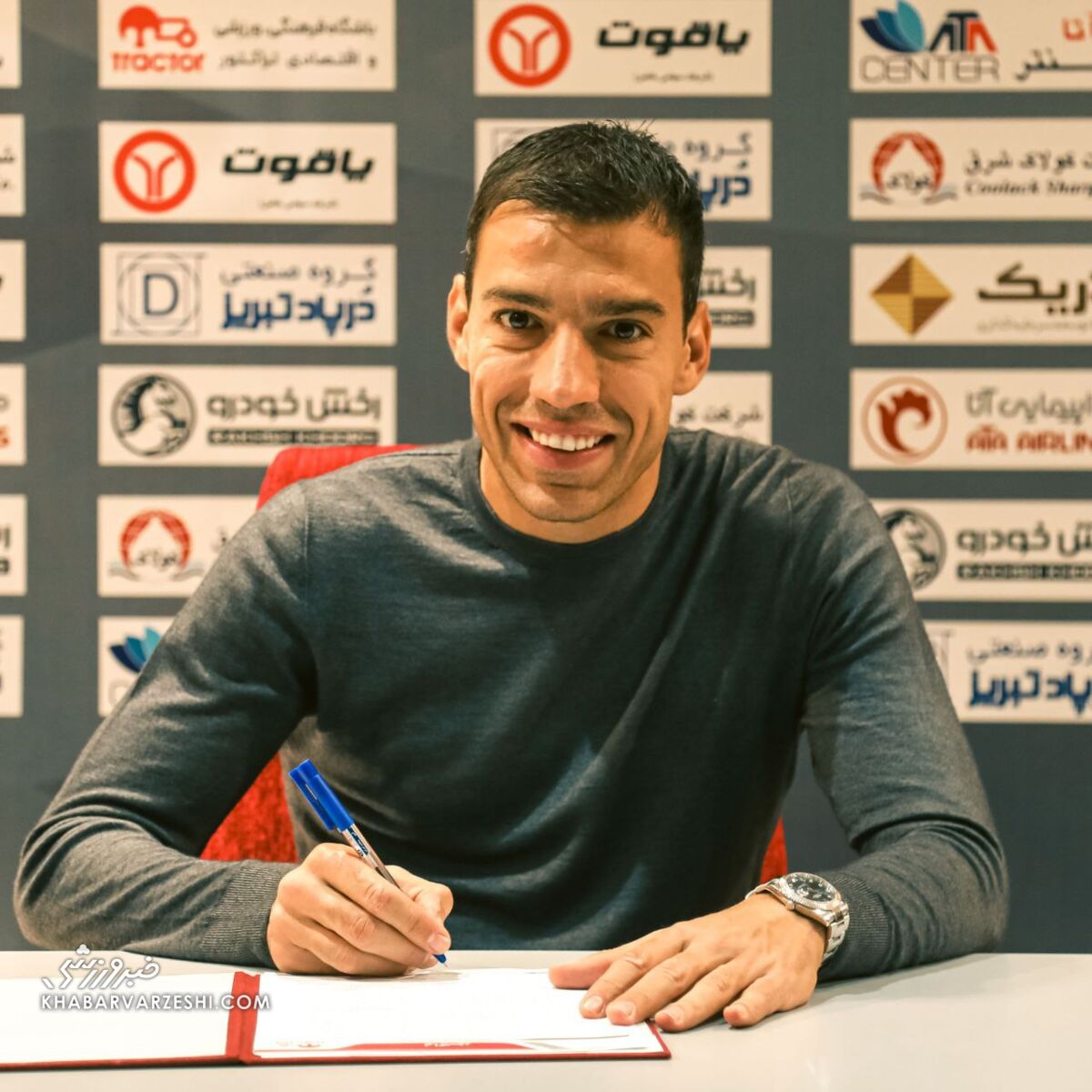 عکس| رونمایی رسمی از بمب جدید فوتبال ایران/ وینگر صربستانی سرخپوش شد