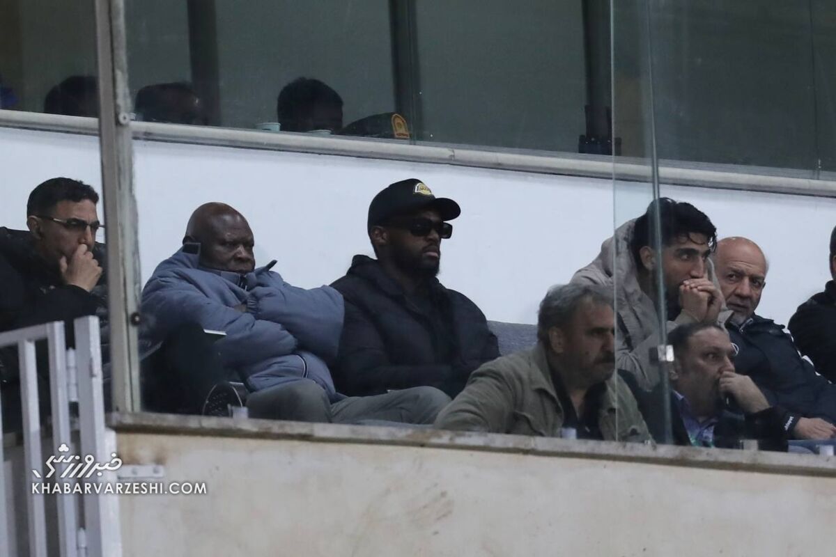 عینک مخصوص یامگا برای تماشای بازی استقلال +عکس