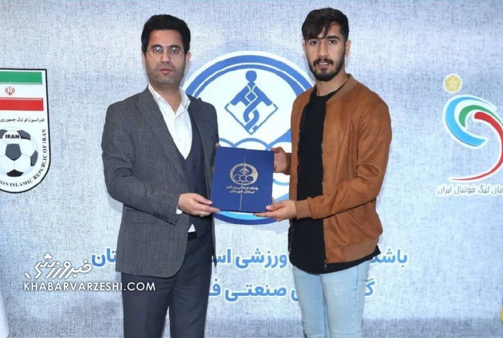 عکس| بازیکن سرخها استقلالی شد/ امضای قرارداد بعد از توافق نهایی با آبیها