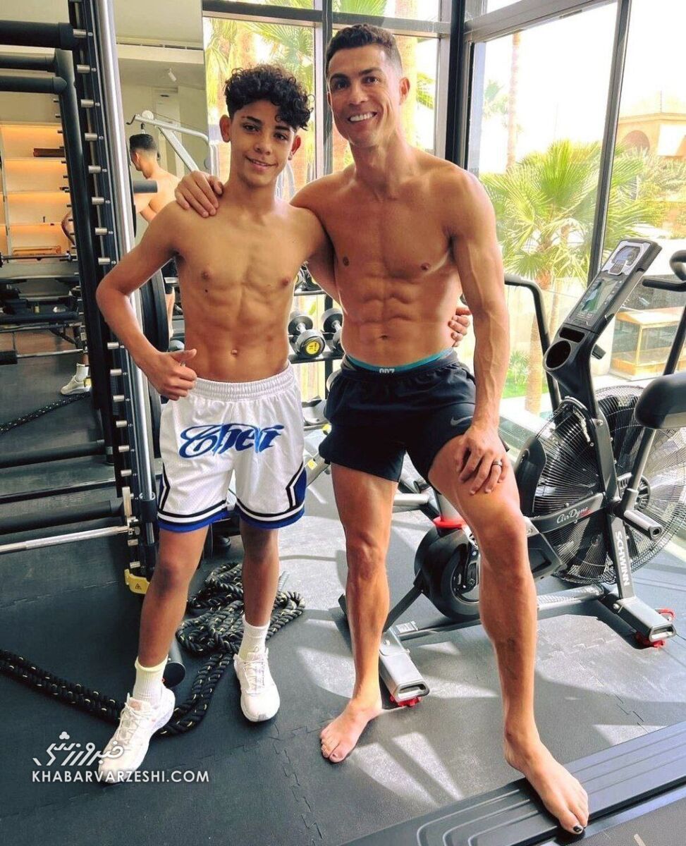 عکس| رونالدو و پسرش سیکسپکهایشان را به رخ کشیدند/ راه طولانی جونیور تا هیبت عضلانی کریس ۳۹ ساله!
