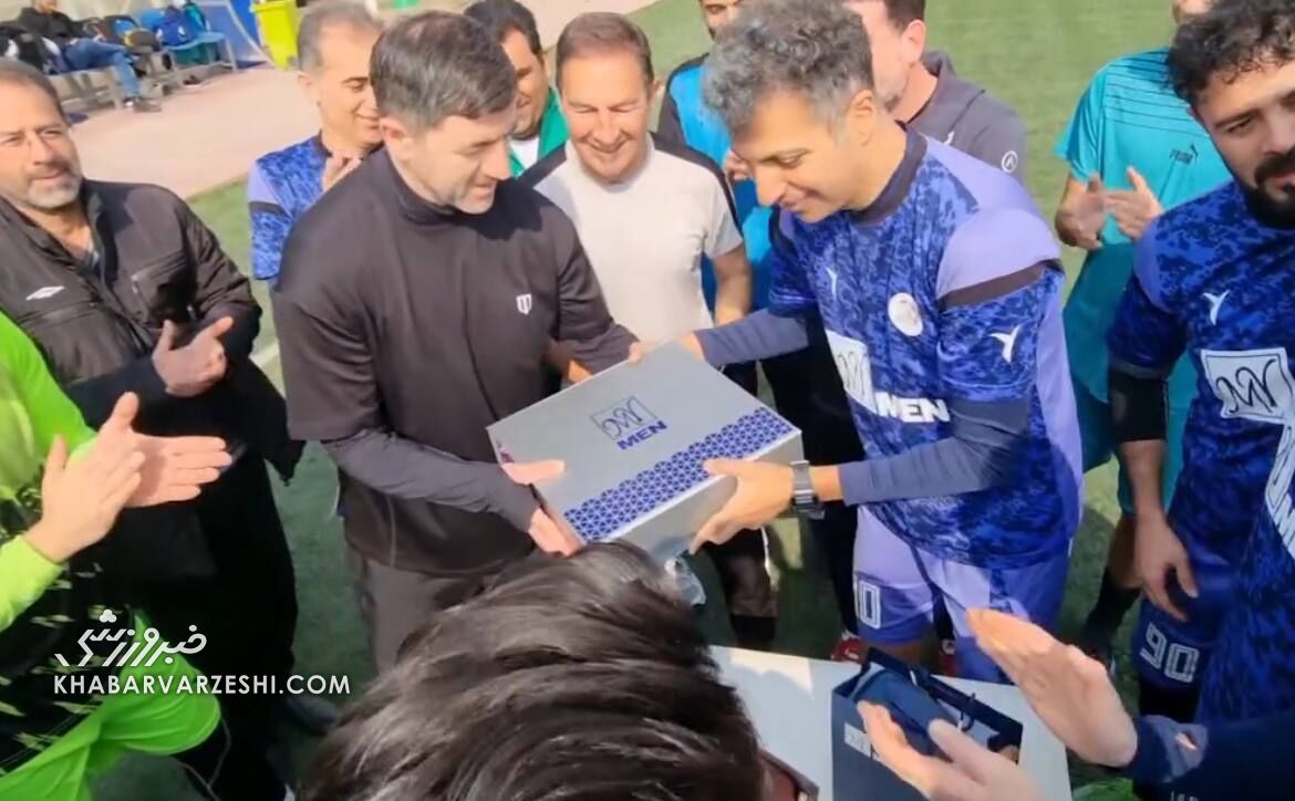 عکس| سورپرایز ویژه فردوسیپور برای کریم باقری/ عادل به اسطوره پرسپولیس هدیه داد