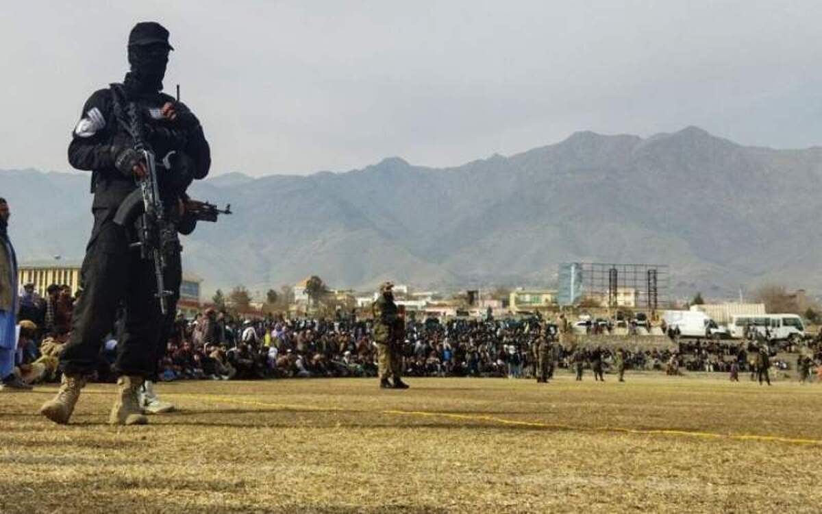 - اقدام هولناک طالبان در استادیوم فوتبال/ ۸+۷ گلوله شلیک شد