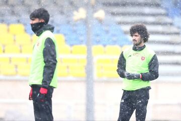 اندر عجایب لیگ برتر/ تعطیلی در هوای مطبوع، مسابقه در برف و یخبندان