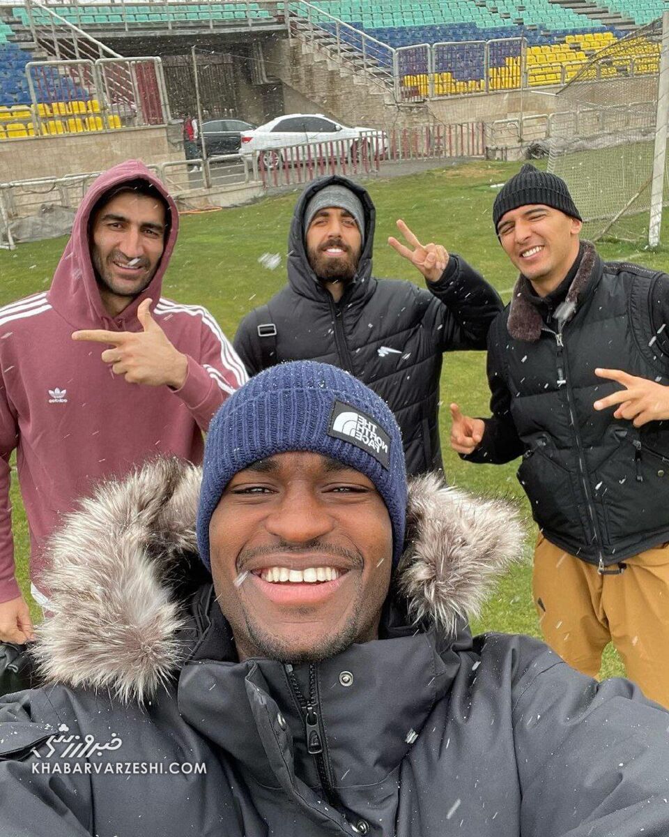 عکس| ذوقزدگی بمب پرسپولیس از بارش برف زمستانی در تهران