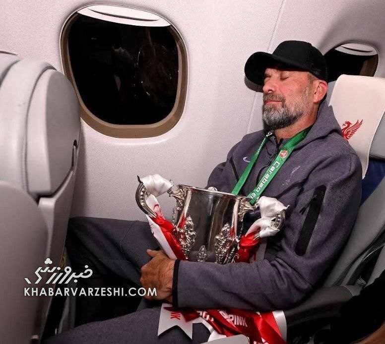 عکس| عاشقانه یورگن کلوپ با جام قهرمانی به سبک شجاع خلیلزاده!
