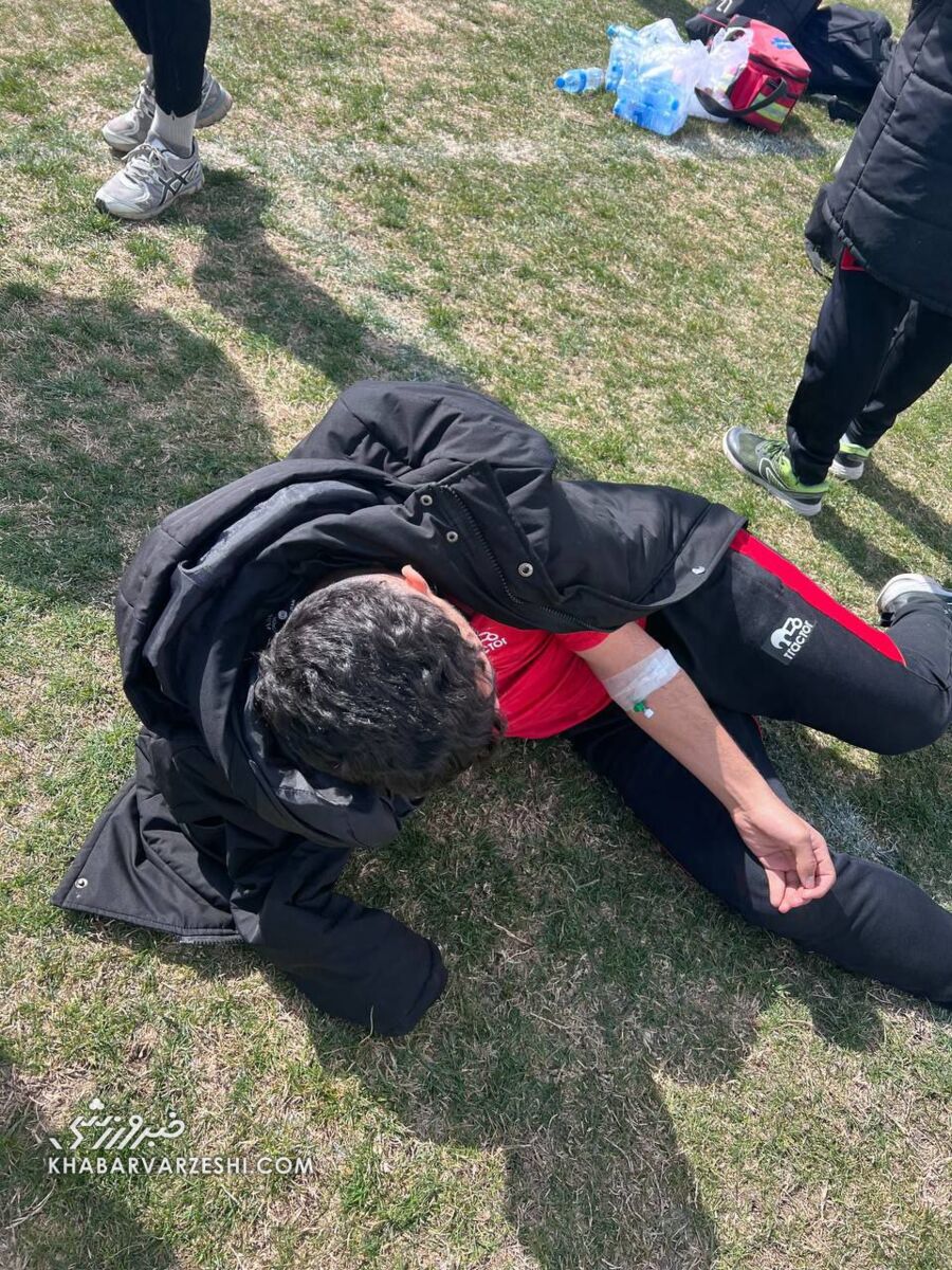 عکس| حمله به تیم امید تراکتور؛ ۳ نفر با قمه مجروح شدند/ لباس‌های تبریزی‌ها را بردند تا بازی لغو شود!