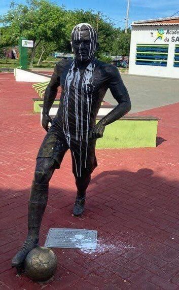 عکس| حمله برزیلیهای خشمگین به مجسمه دنی آلوس