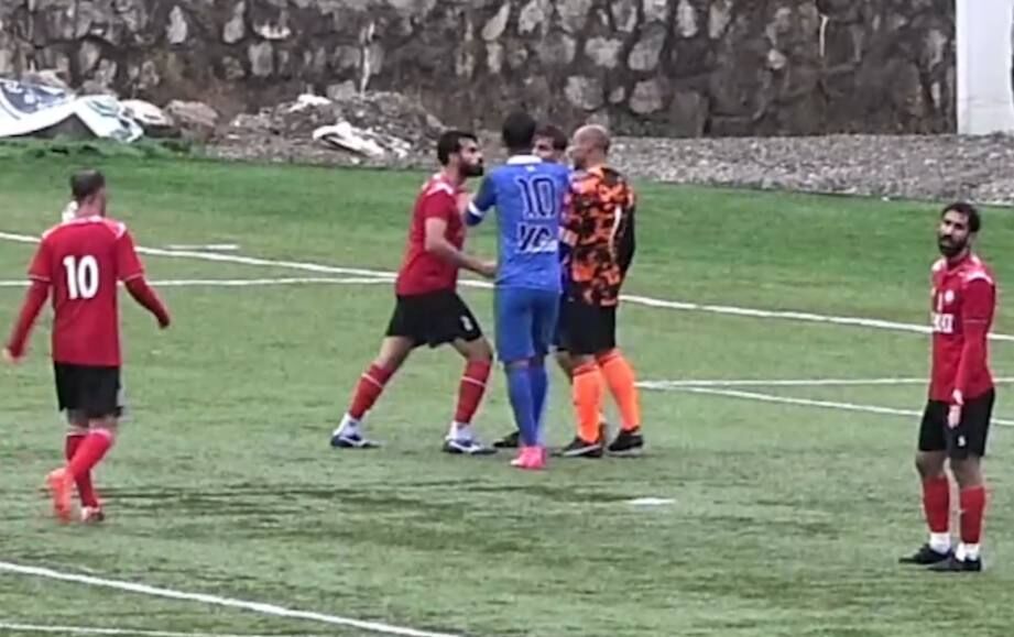 عکس| جنجالی‌ترین صحنه فوتبال ایران رقم خورد/ کتک‌کاری شدید دو بازیکن هم تیمی وسط مسابقه حساس!