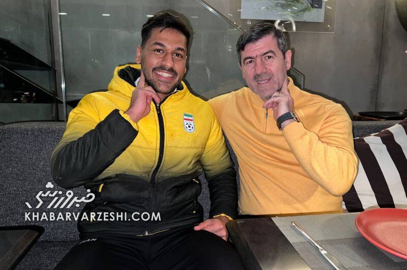 عکس| دیدار ستاره فوتبال ساحلی با کریم باقری و علی دایی/ خوشحالی آقا کریم به سبک سید
