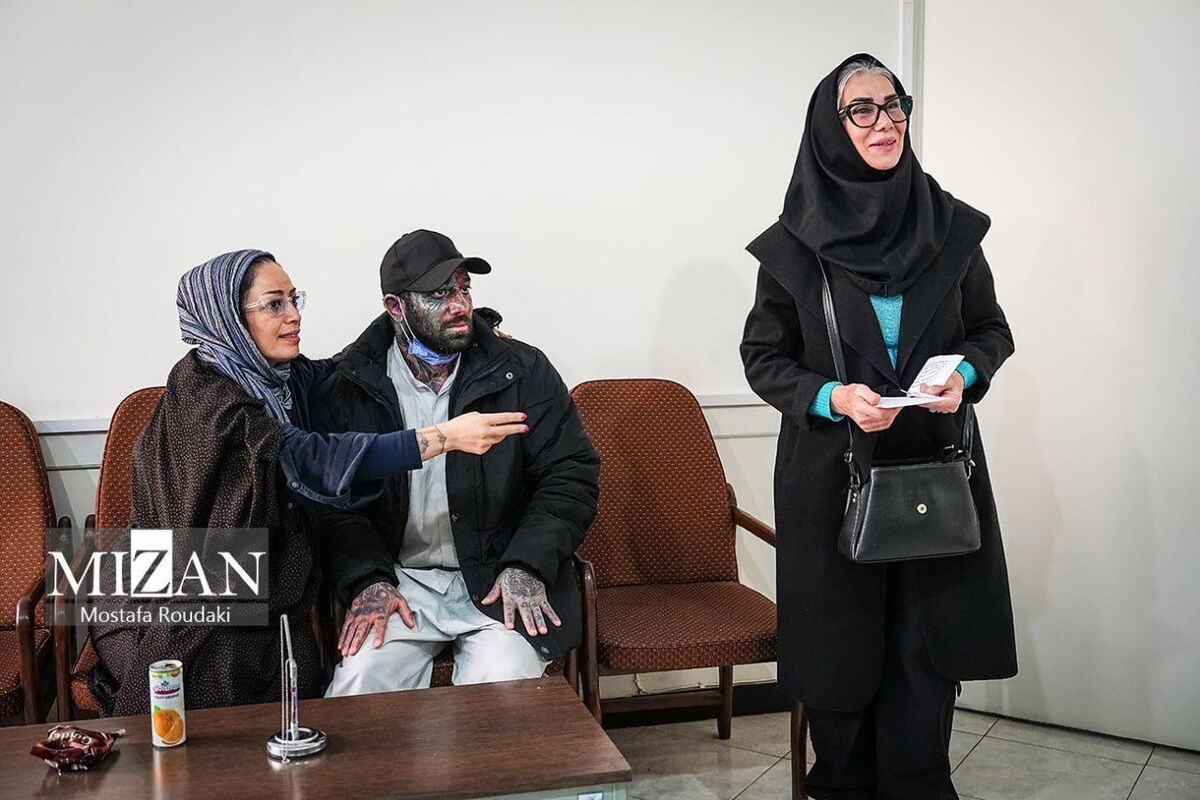 اولین تصاویر از چهره متفاوت امیر تتلو در دادگاه/ دیدار خواننده جنجالی با مادر و خواهرش