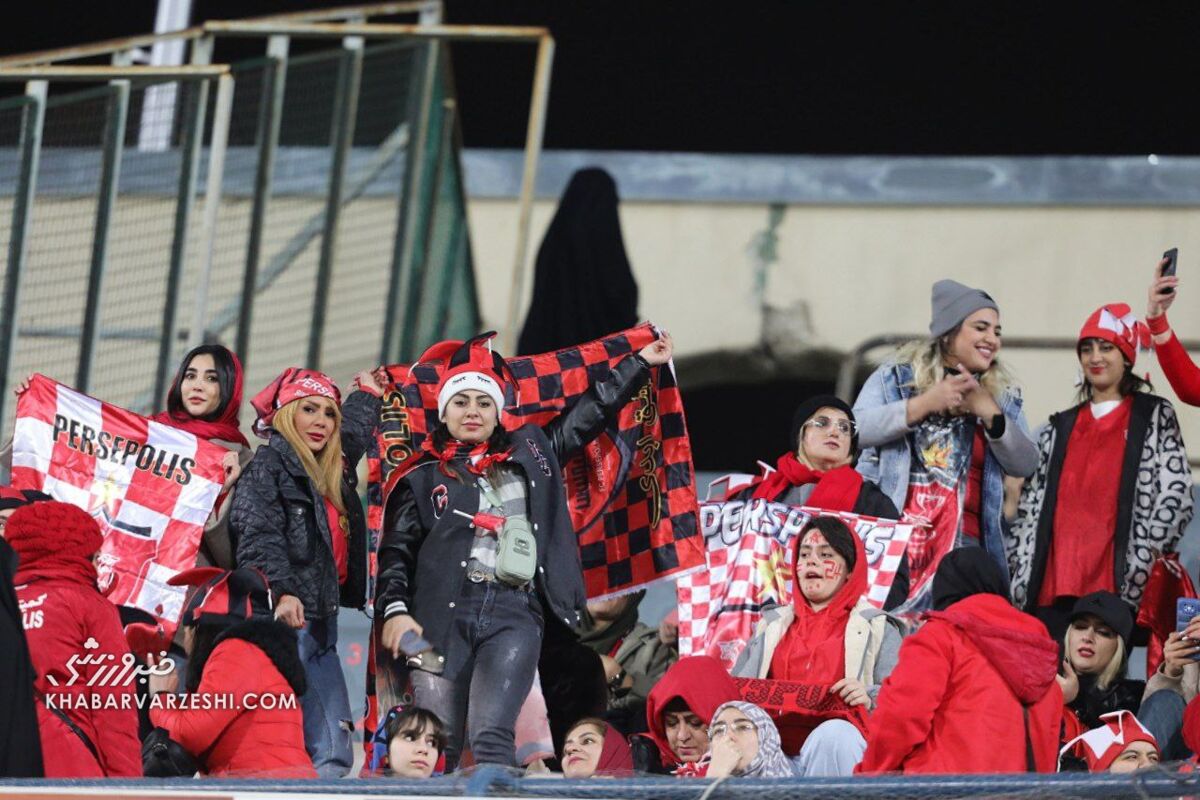 دختران در بازی پرسپولیس نفت و گاز