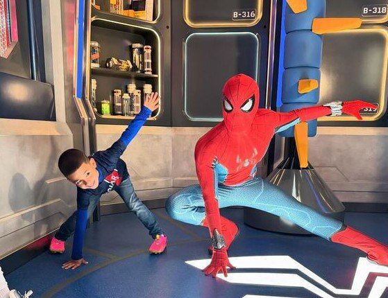 عکس| جورجینا و فرزندانش در سرزمین عجایب/ شهری که برای بچهها مثل یک رویاست!