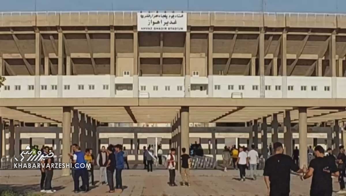 ویدیو| وضعیت ورزشگاه میزبان بازی استقلال/ ورود هواداران به استادیوم را ببینید ویدیو| وضعیت ورزشگاه میزبان بازی استقلال/ ورود هواداران به استادیوم را ببینید