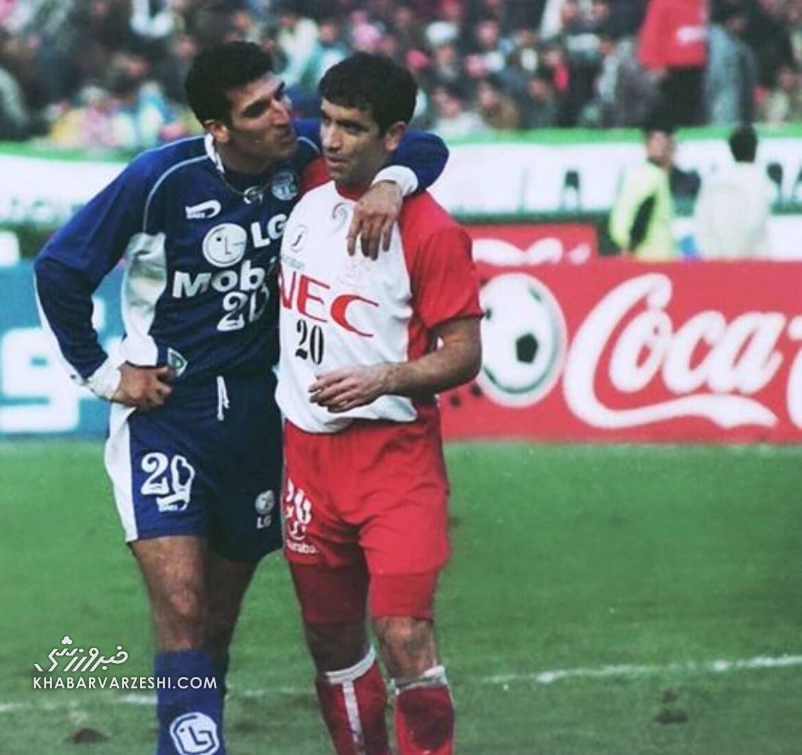 هاشمی نسسب درحال بوسیدن رهبری فرد