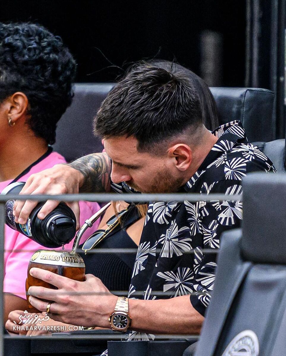 لیونل مسی با همسر و نوشیدنی محبوبش در جایگاه ویژه استادیوم! +تصاویر