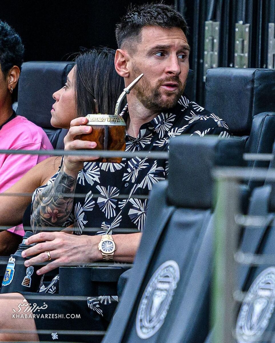 لیونل مسی با همسر و نوشیدنی محبوبش در جایگاه ویژه استادیوم! +تصاویر