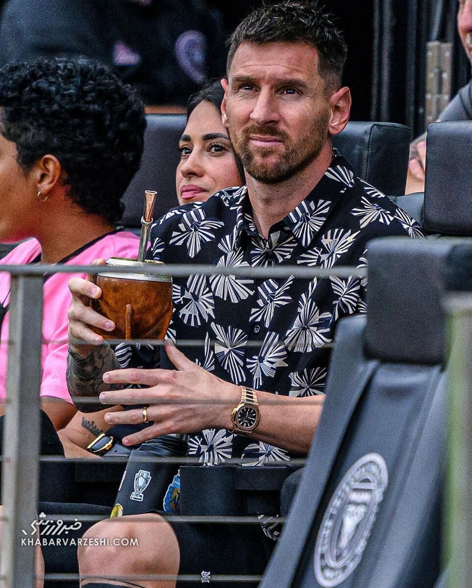 لیونل مسی با همسر و نوشیدنی محبوبش در جایگاه ویژه استادیوم! +تصاویر