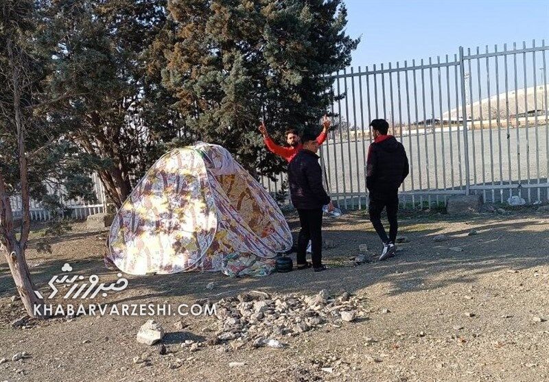 عکس| حضور هواداران در اطراف استادیوم آزادی به سبک دهه ۶۰ و ۷۰