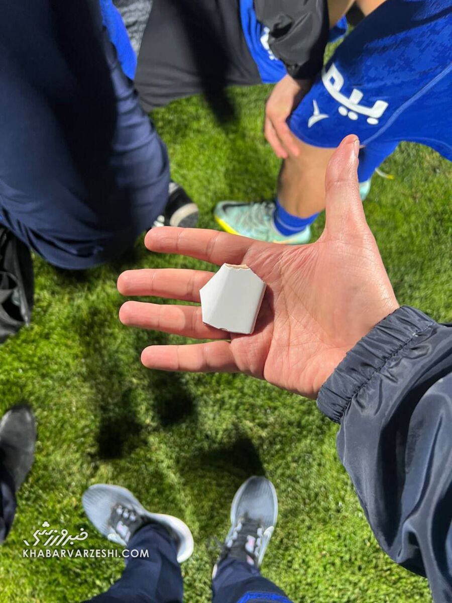 تصاویر| حادثه خونین پیش از شروع دربی؛ سر ستاره استقلال با سنگ پرسپولیسیها شکست!