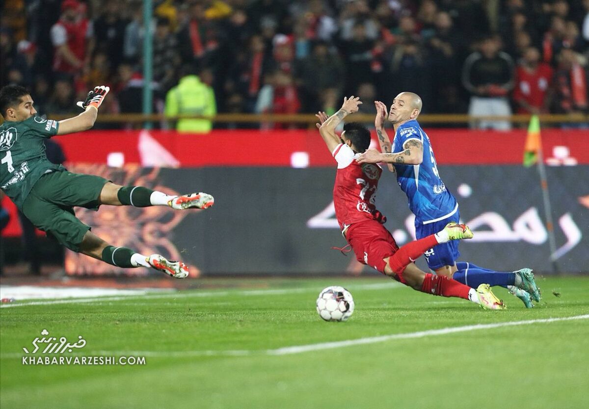 عکس| فریم به فریم با جنجالیترین صحنه دربی/ سیلوا روی آلکثیر خطای پنالتی کرد؟