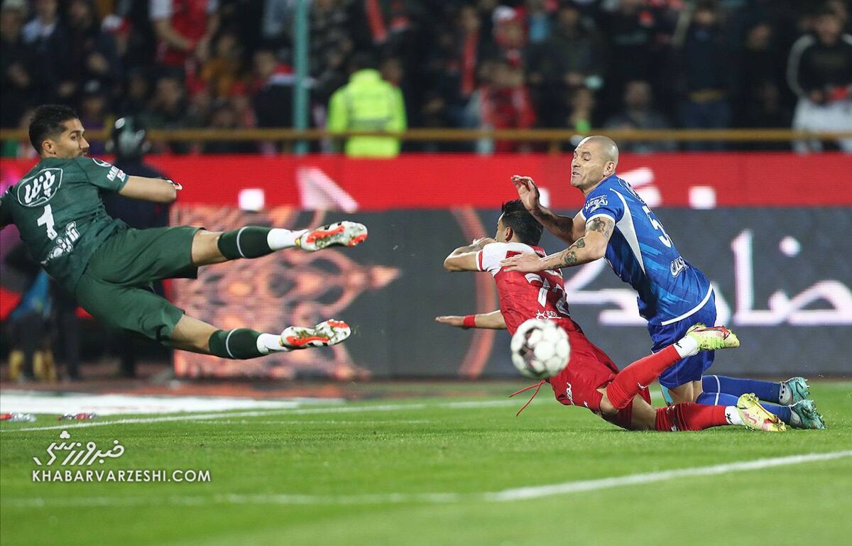 عکس| فریم به فریم با جنجالیترین صحنه دربی/ سیلوا روی آلکثیر خطای پنالتی کرد؟