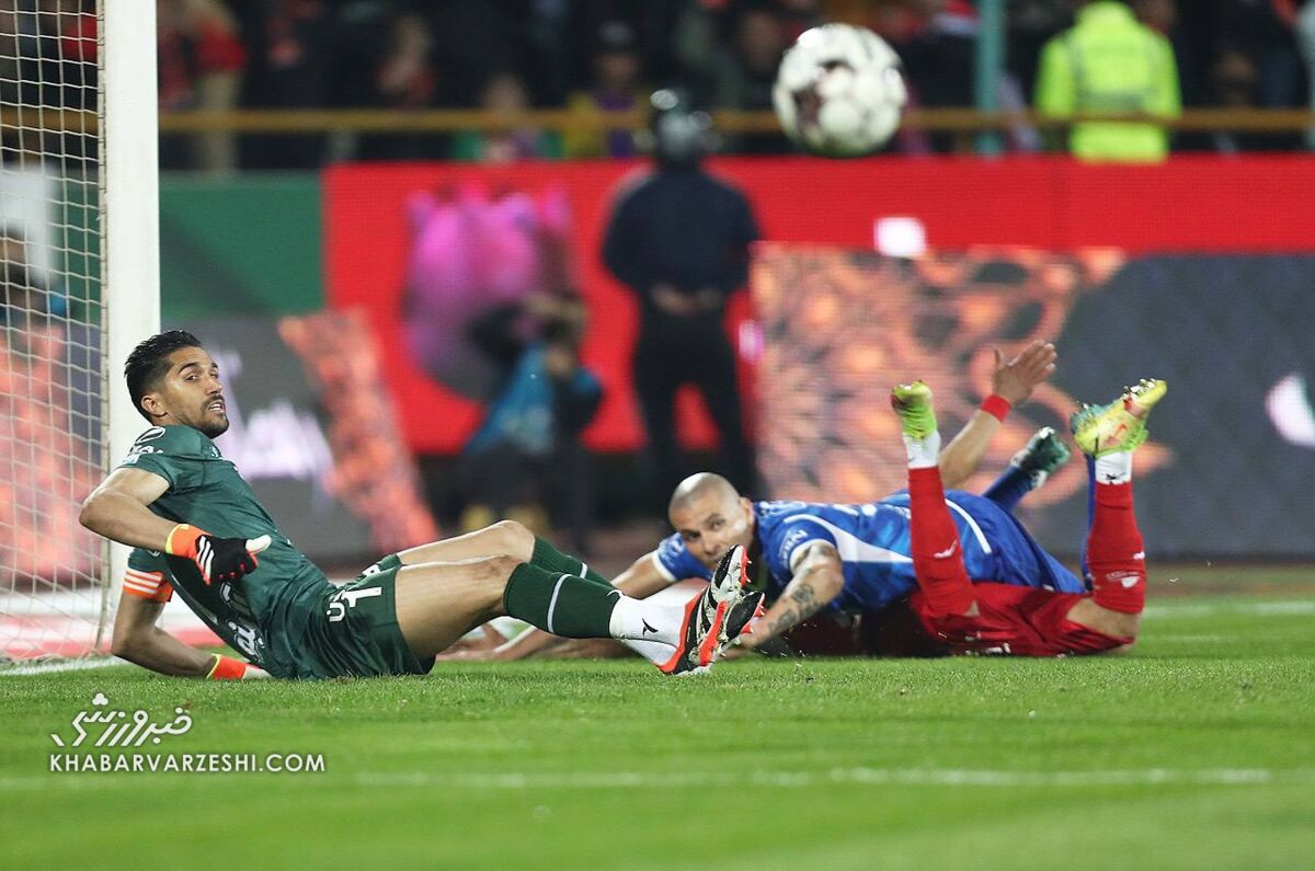 عکس| فریم به فریم با جنجالیترین صحنه دربی/ سیلوا روی آلکثیر خطای پنالتی کرد؟