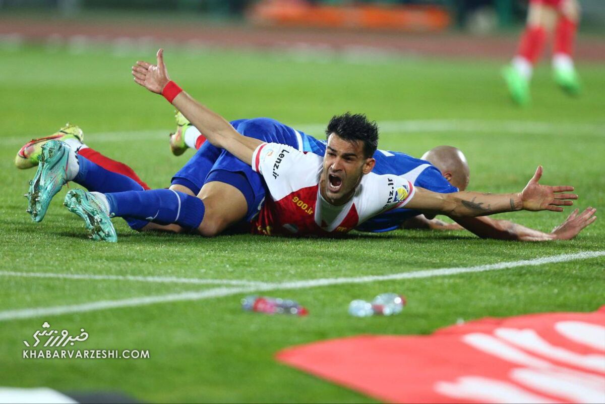 واکنش مهاجم پرسپولیس به تساوی در دربی و صحنه جنجالی واکنش مهاجم پرسپولیس به تساوی در دربی و صحنه جنجالی