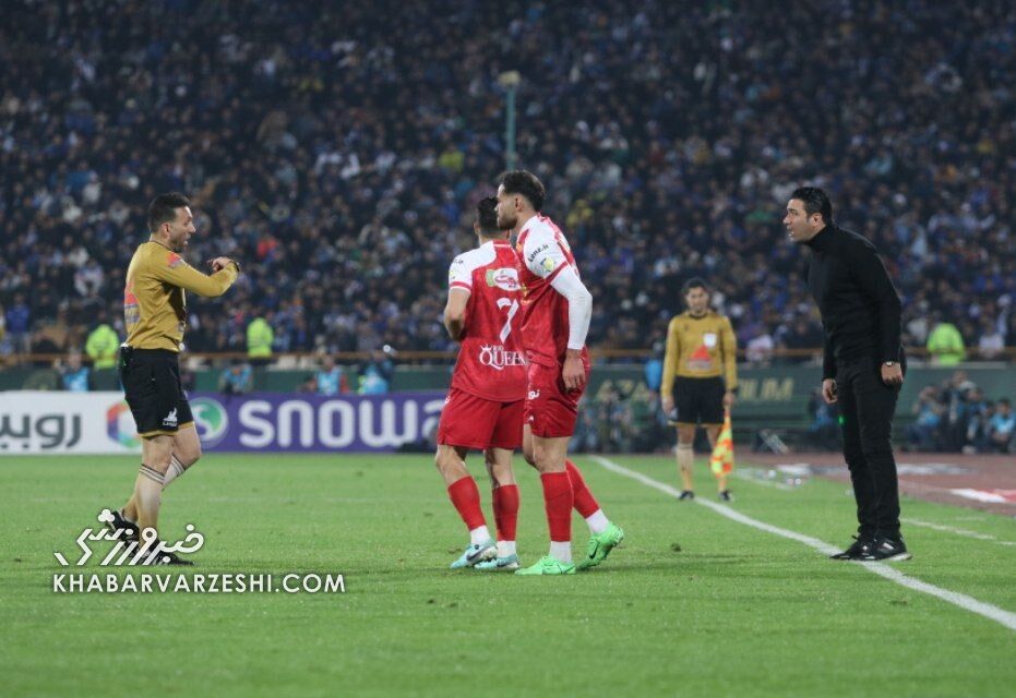 عکس| فریاد نکونام بر سر دو ستاره پرسپولیس