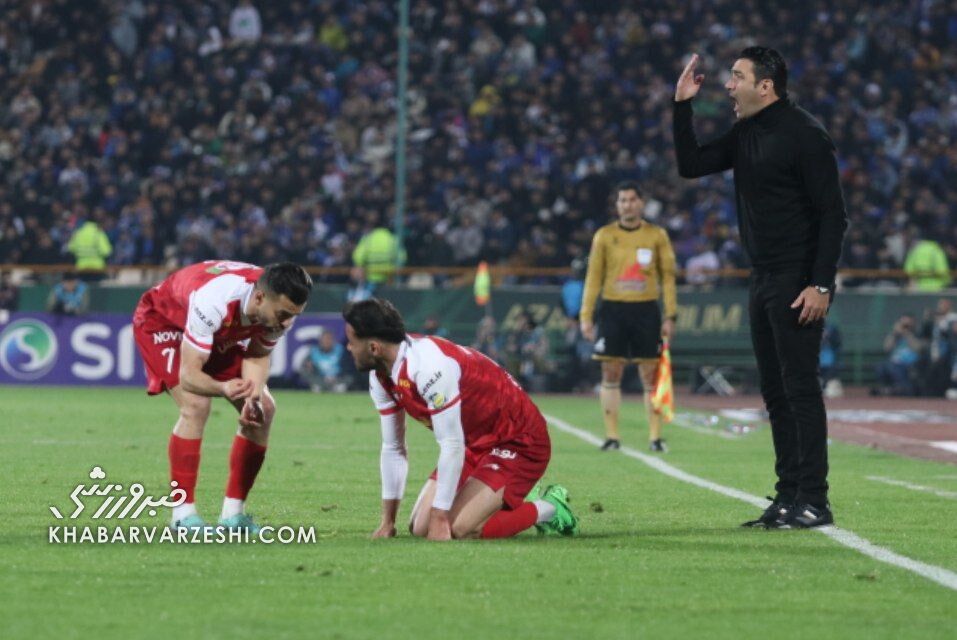 عکس| فریاد نکونام بر سر دو ستاره پرسپولیس