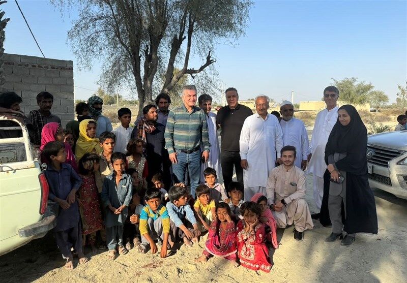 عکس| حضور ناگهانی یک پرسپولیسی در مناطق سیلزده سیستان و بلوچستان