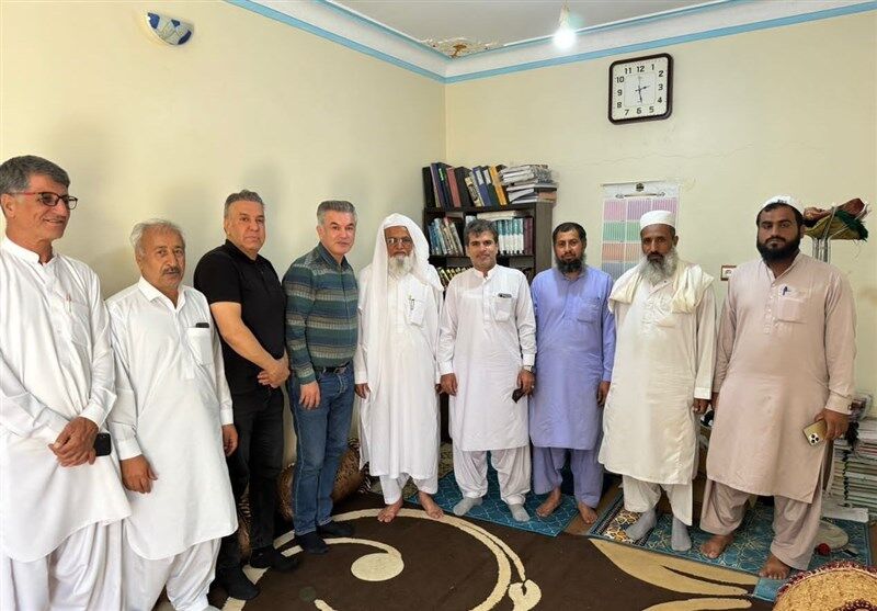 عکس| حضور ناگهانی یک پرسپولیسی در مناطق سیلزده سیستان و بلوچستان