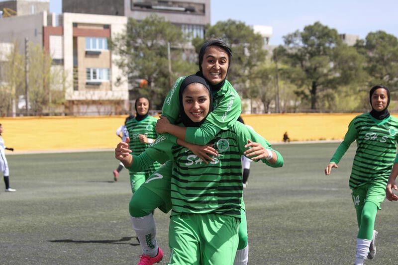 ویدیو| یک زن روی دست مدافع گلزن استقلال بلند شد/ سریع‌ترین گل در لیگ فوتبال زنان