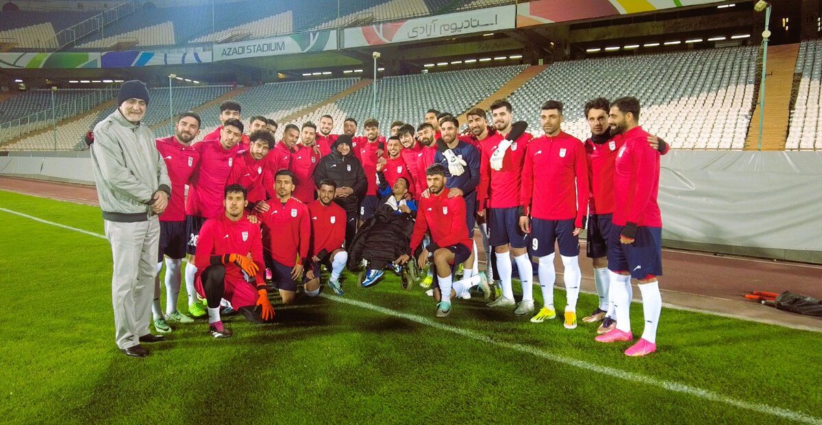 عکس یادگاری هوادار معلول با بازیکنان تیم ملی