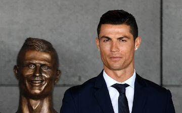 تصاویر مجسمه‌های عجیب و زشت ستاره‌های فوتبال/ وقتی رونالدو شبیه دیوانه‌ها شد!